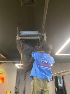 Dịch vụ vệ sinh máy lạnh âm trần quận 11